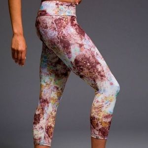 Onzie Cropped Leggings Mariposa Size M/L